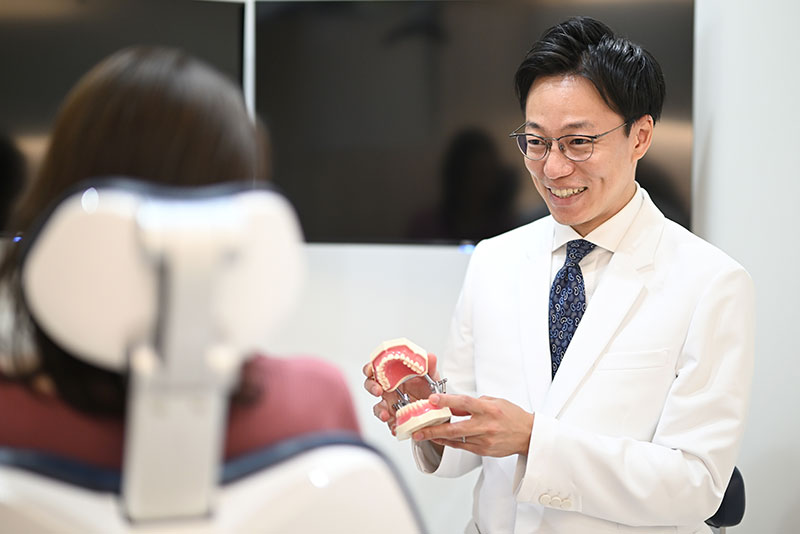 患者に説明をする祐天寺 藤本デンタルクリニック　院長藤本　収