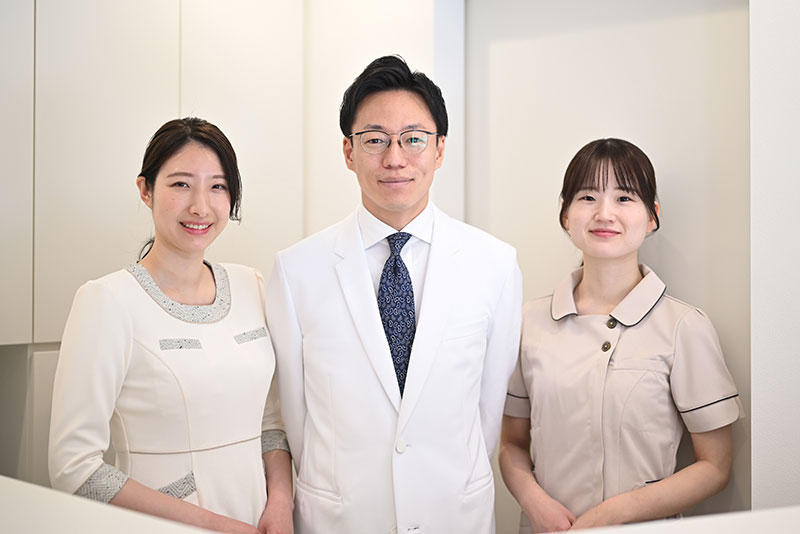 祐天寺 藤本デンタルクリニック 藤本 収院長とスタッフ