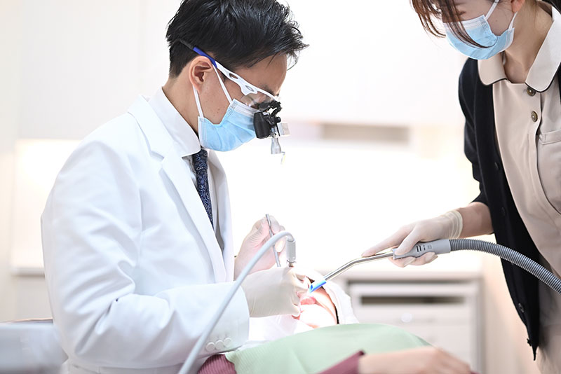 藤本 収院長が治療している様子